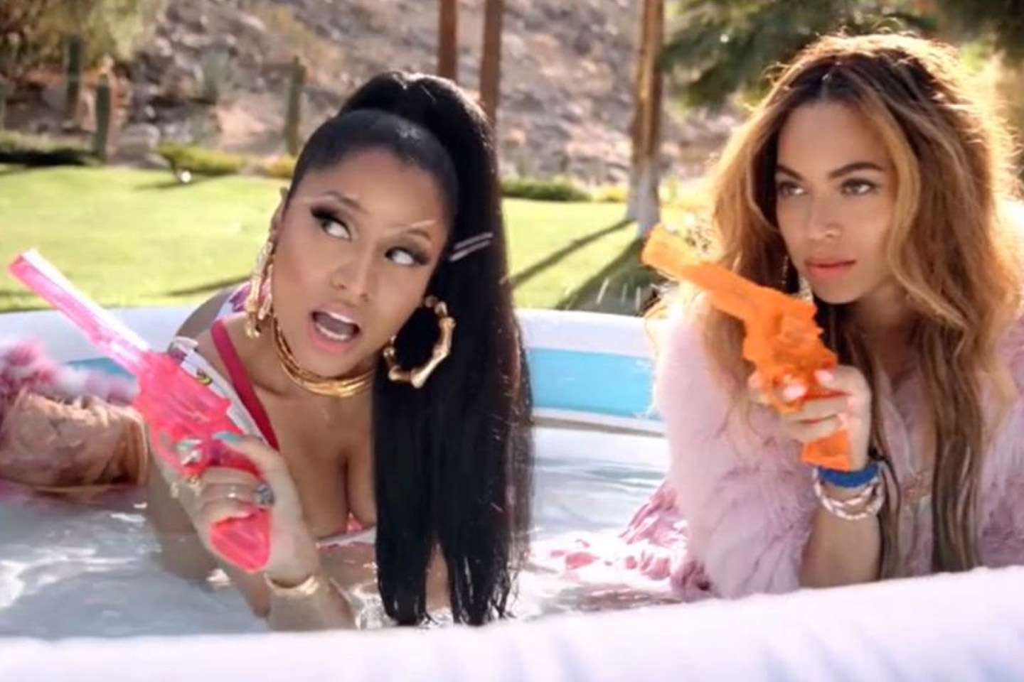 No clipe de Feeling Myself , Nicki Minaj e Beyoncé mostram que a parceria vai além da música